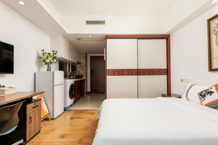 Enjoy the comfort of a king-size bed in a luxurious and elegant residence.