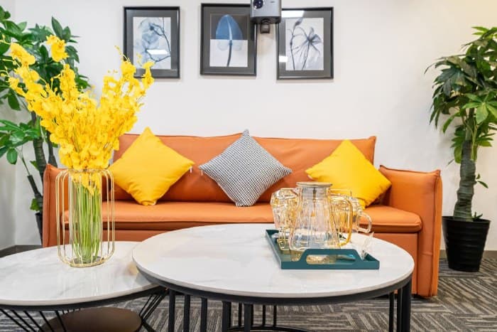 Luxury three-bedroom, one-living room, eight-person suite