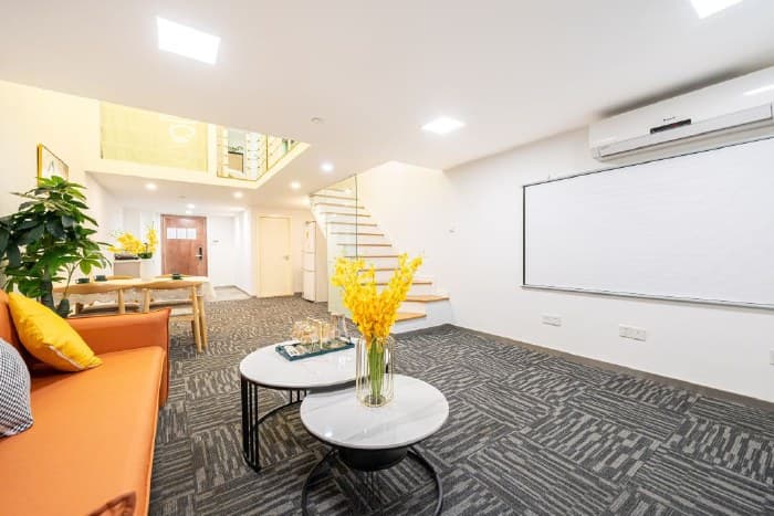 Luxury three-bedroom, one-living room, eight-person suite