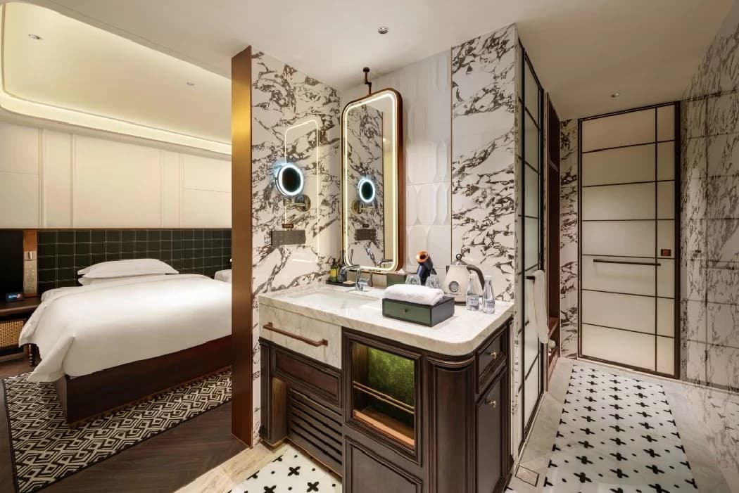 Standard 1-bedroom hotel room for rent on the Bund | Dellman Bund Hotel