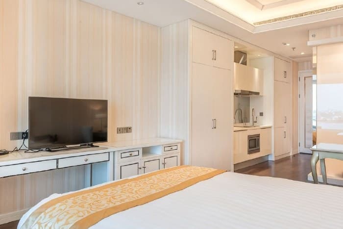 High-rise Sunrise Mountain View King Room