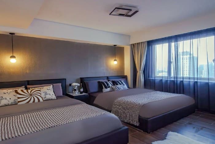 Luxury single-level apartment with 4 bedrooms, 5 beds, and an extra-large projector mahjong machine