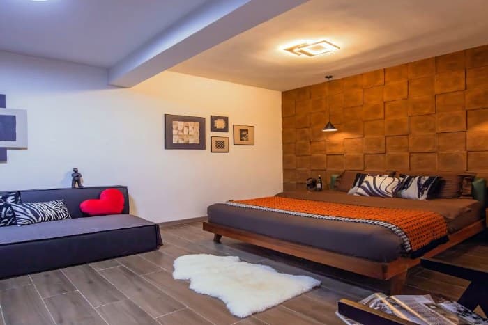 Luxury single-level apartment with 4 bedrooms, 5 beds, and an extra-large projector mahjong machine