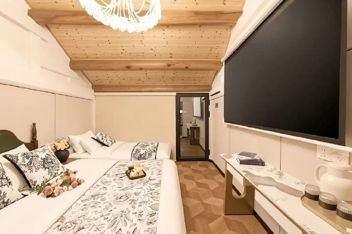 Standard hotel room for rent in Houhai/Nanluoguxiang area | Beijing Qin Mansion | French-style veranda, panoramic terrace courtyard house (Yonghegong Nanluoguxiang Branch)