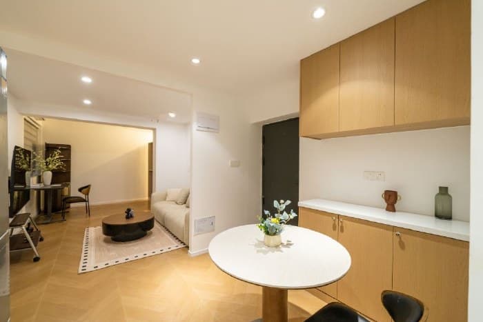 Autumn Whispers | Clean and Tidy | French-Style Luxury Four-Person Apartment