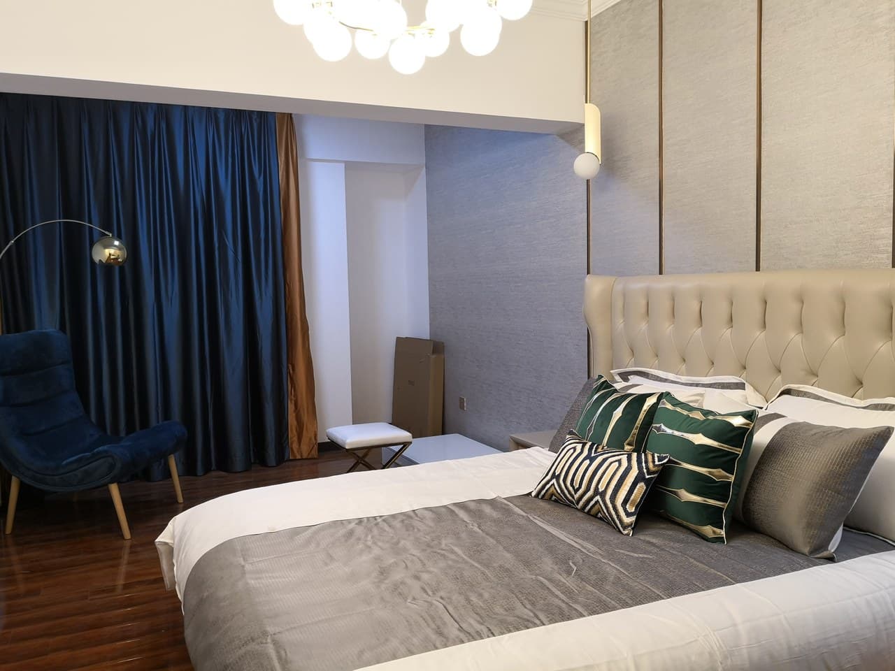 The room is spacious and can accommodate family and friends.