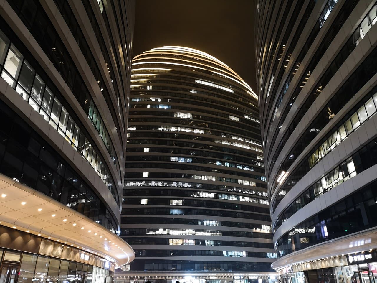 Adjacent to major commercial districts and the core area of ​​the CBD