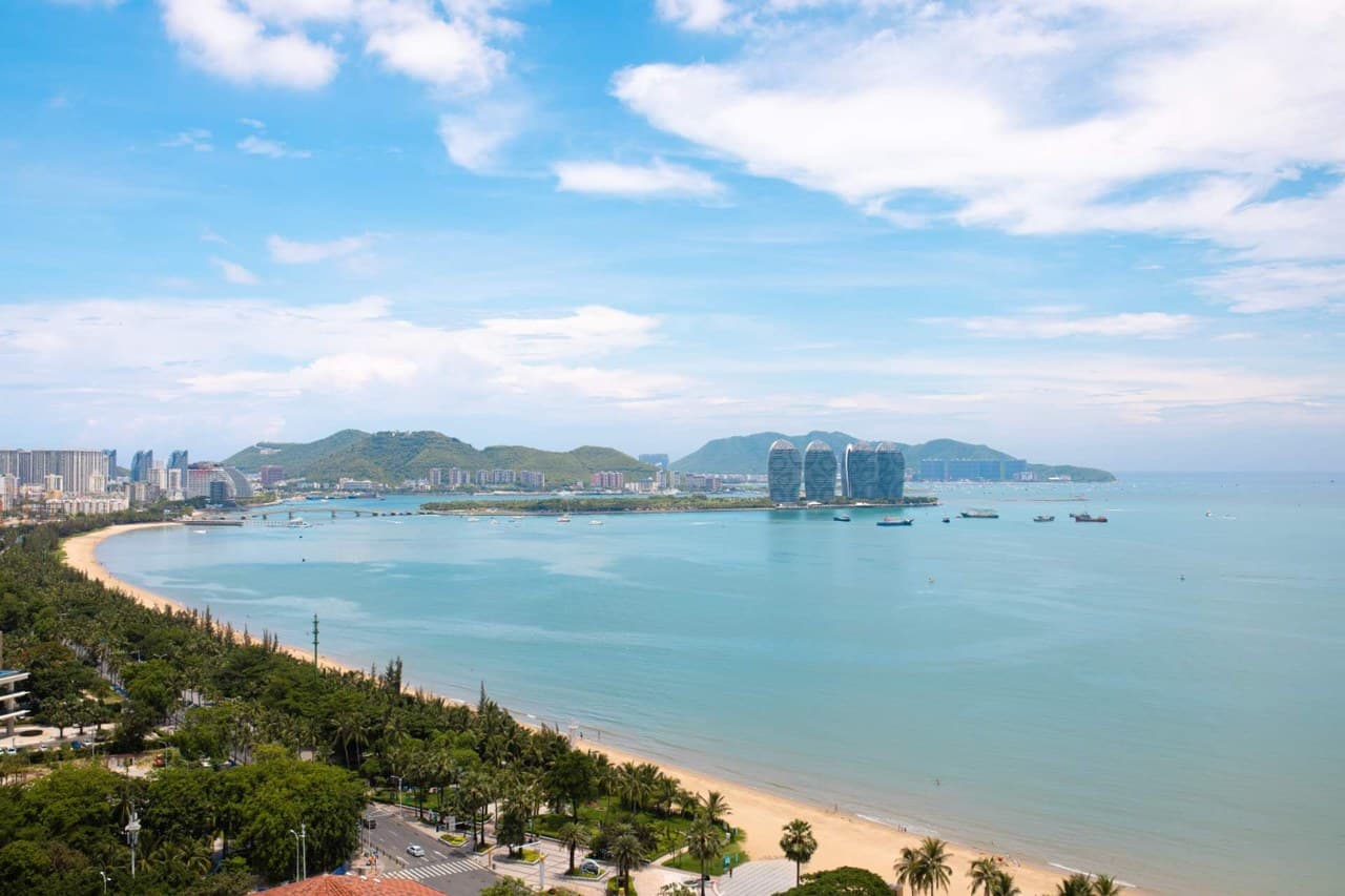 Conveniently located near the beach and close to a food street