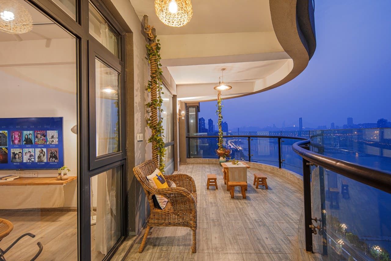 A huge balcony with river views and great food options.