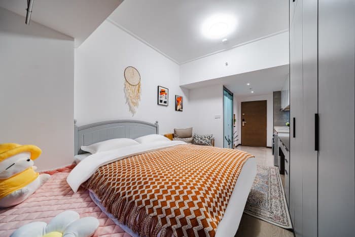 Guest room with a 1.8 x 2.0 king-size bed