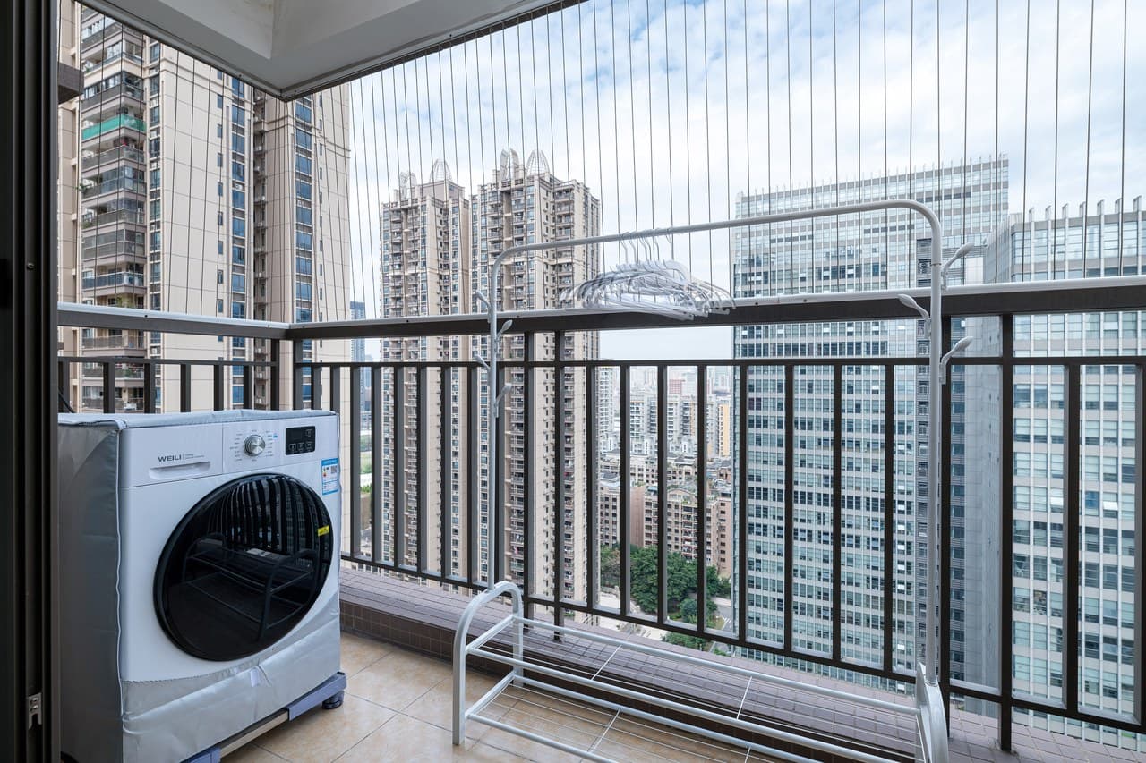Three-meter-wide balcony, three elevators serving eight households in a residential community