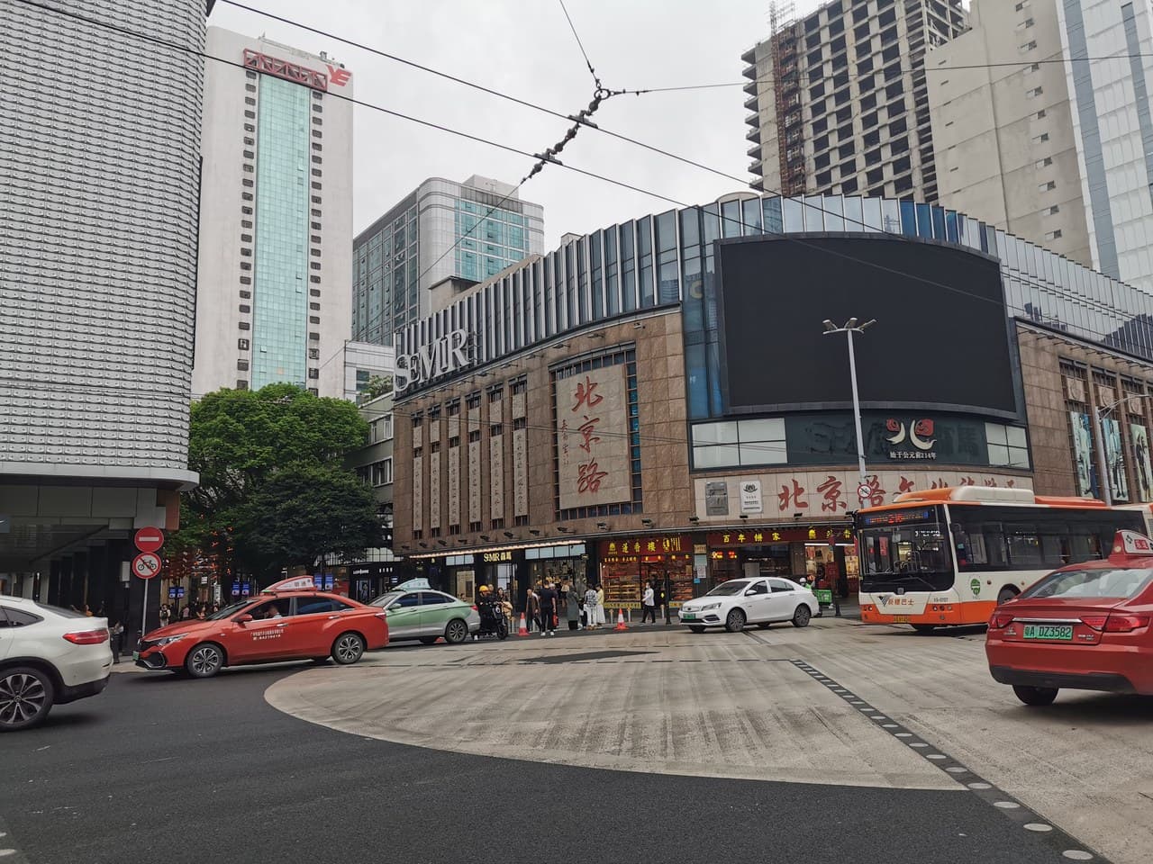Near the business district, dining options are plentiful.