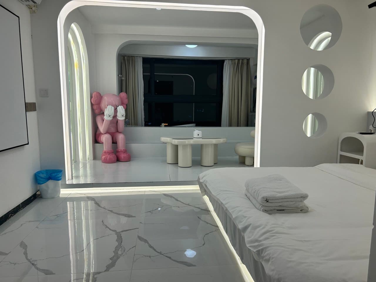 Projector, bathtub, creamy style