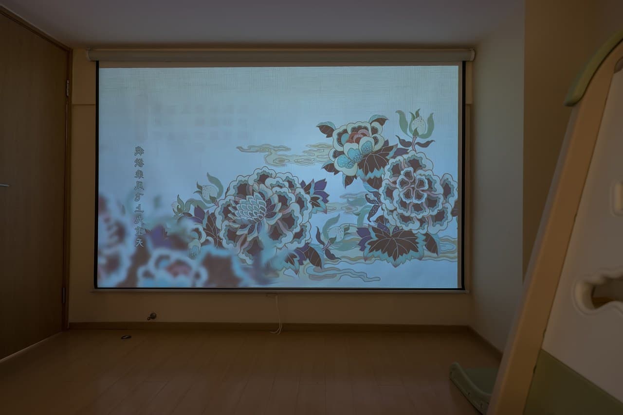 Giant screen projection | Cooking facilities | Family-friendly slide