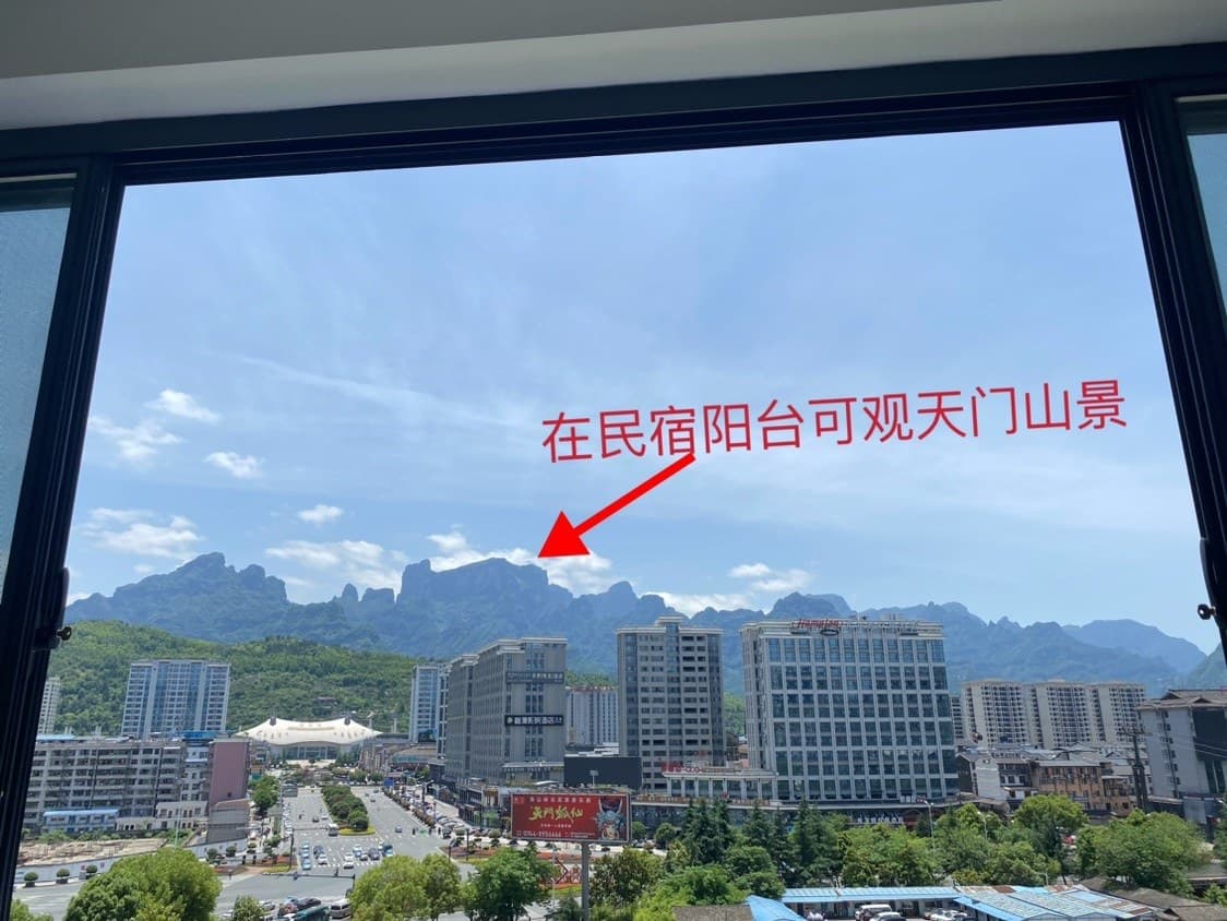Just three minutes from the Tianmen Mountain cable car, with stunning mountain views.
