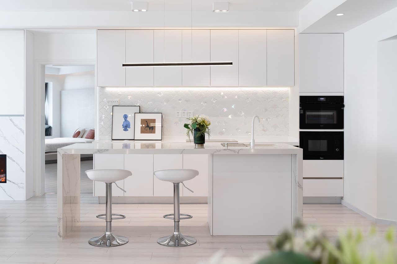 Two kitchens, one Chinese and one Western, fully equipped.