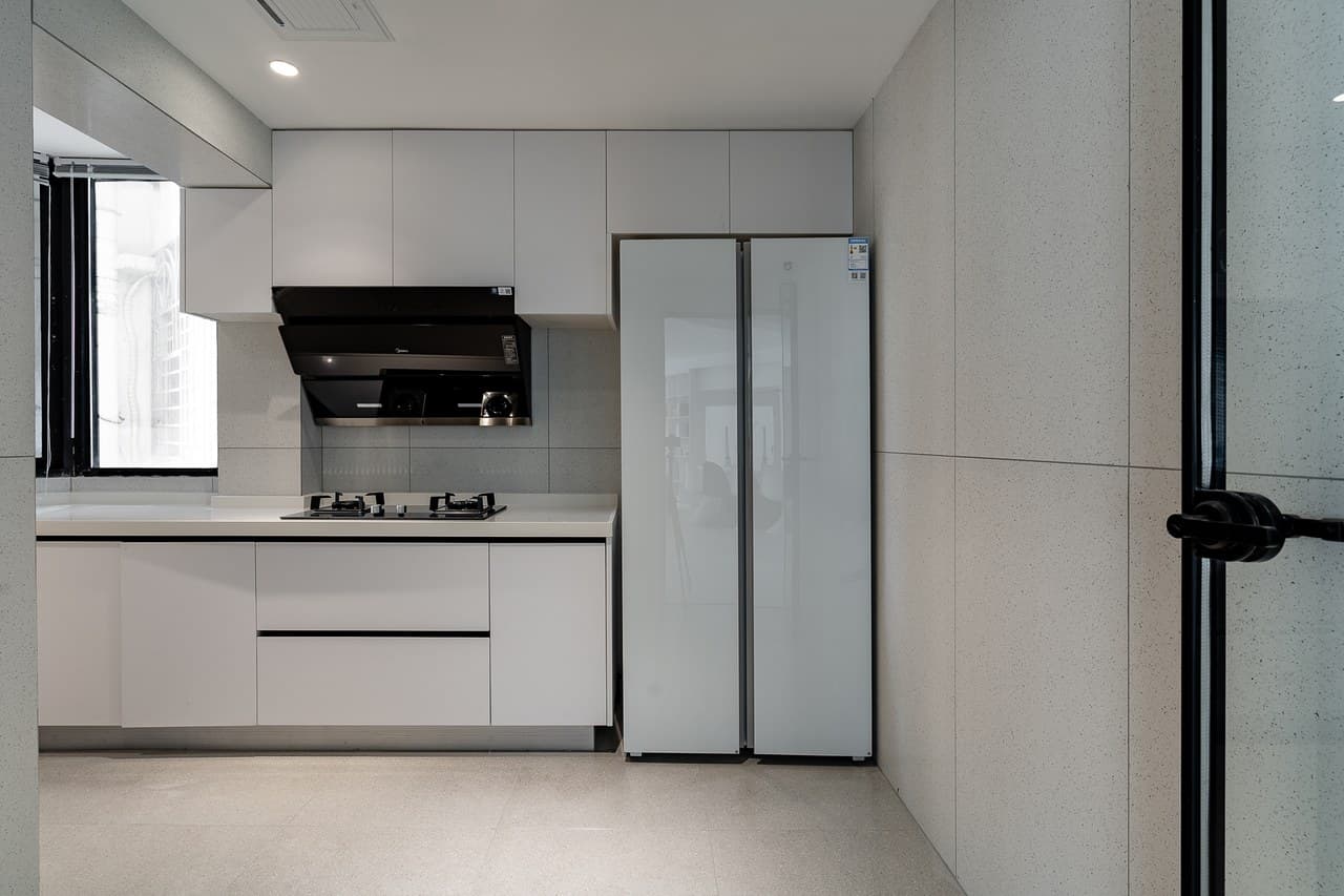 Two kitchens, one Chinese and one Western, fully equipped.