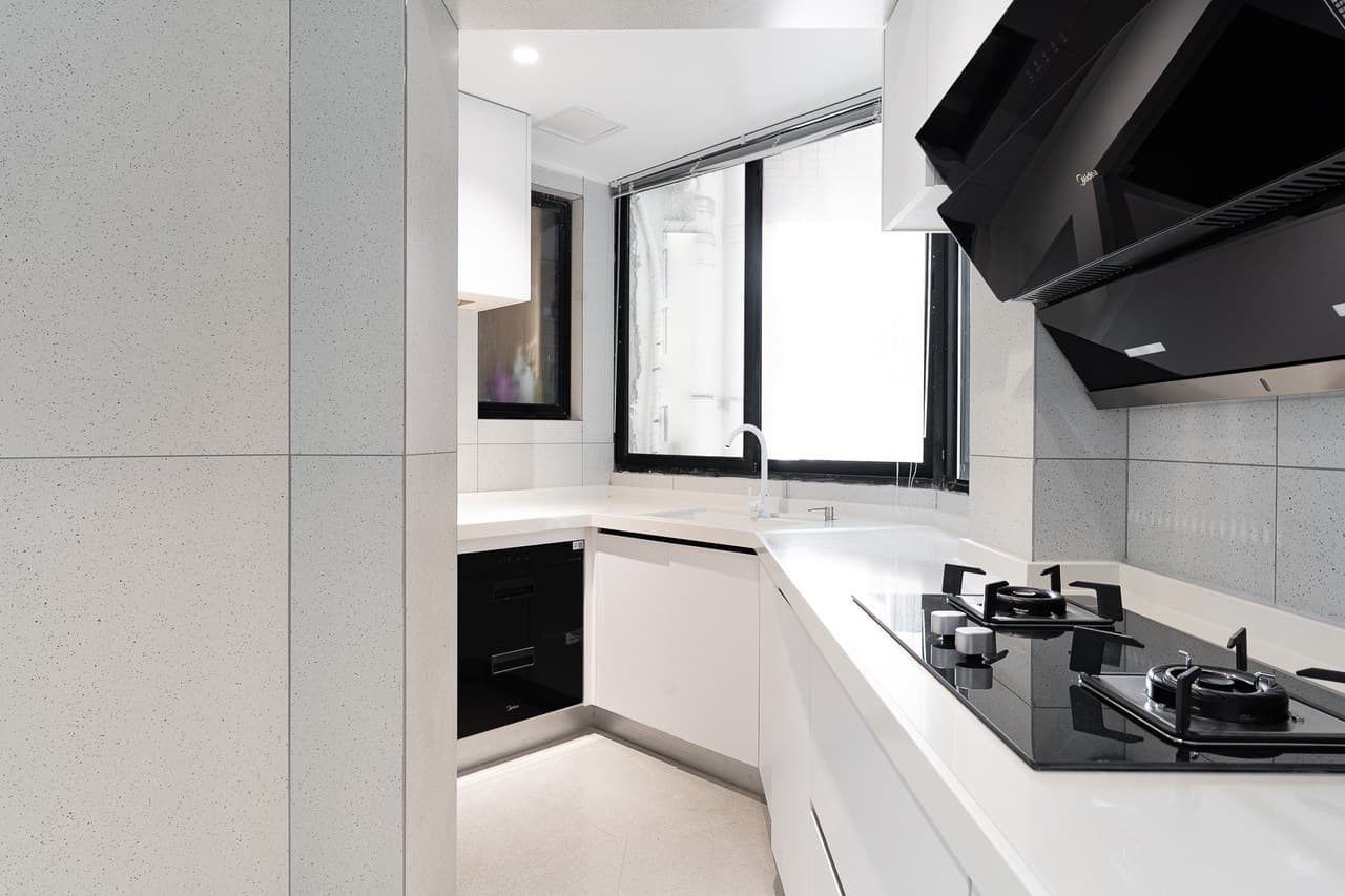 Two kitchens, one Chinese and one Western, fully equipped.