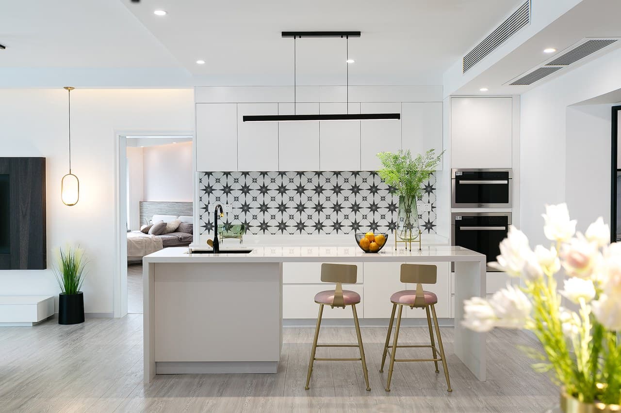 Two kitchens, one Chinese and one Western, fully equipped.