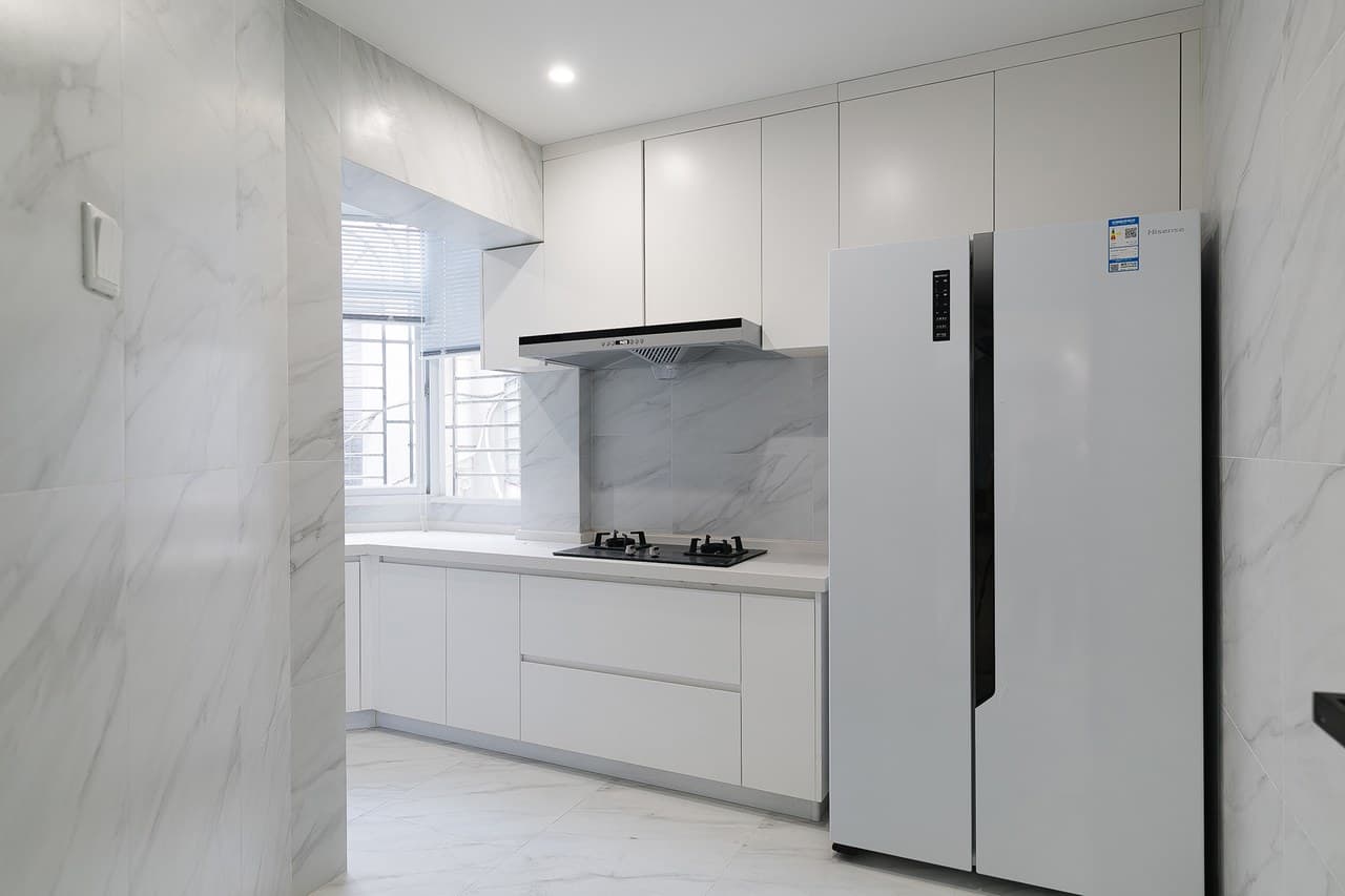 Two kitchens, one Chinese and one Western, fully equipped.