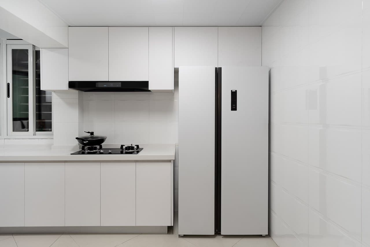 Two kitchens, one Chinese and one Western, fully equipped.