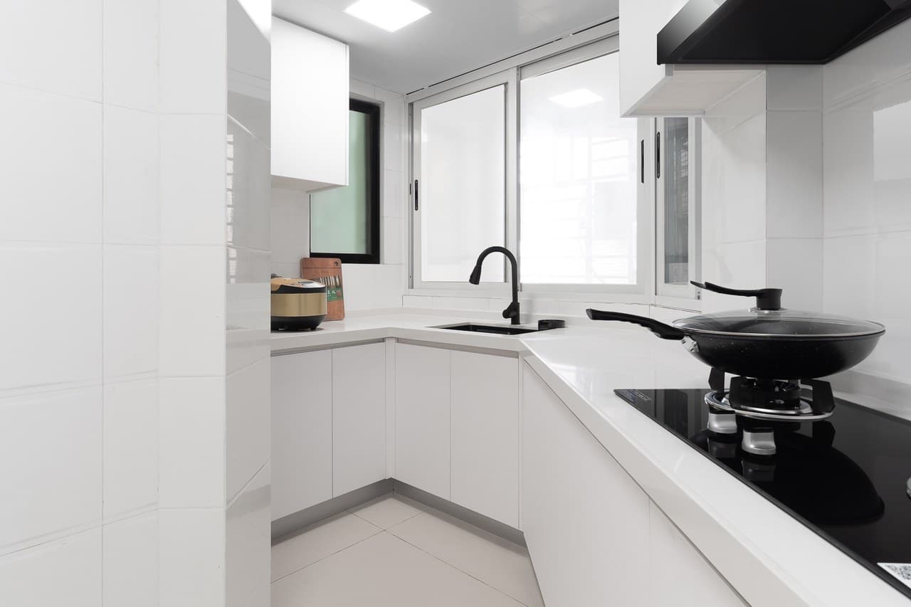 Two kitchens, one Chinese and one Western, fully equipped.