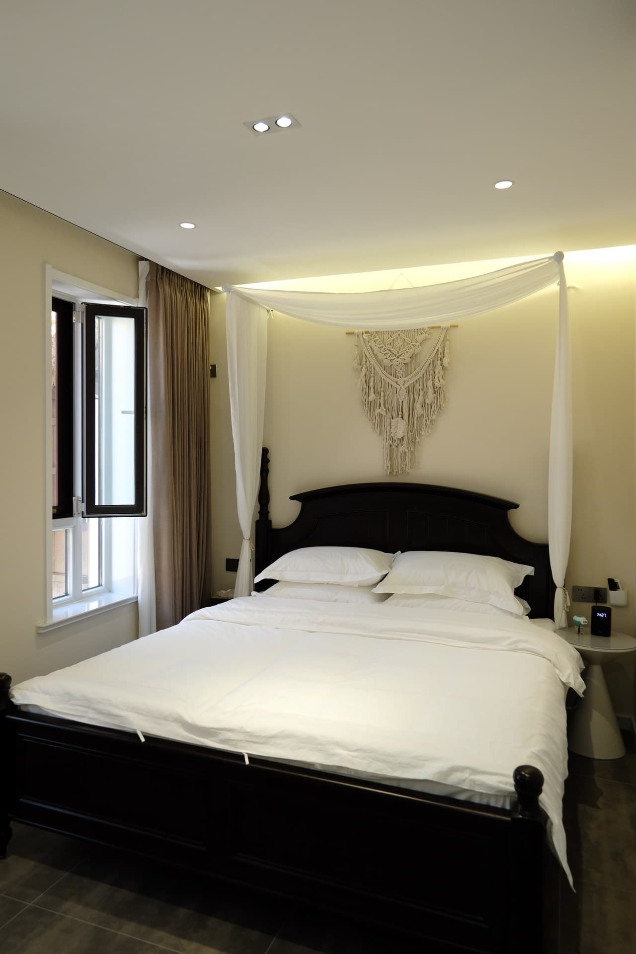 Two bedrooms and one living room, suitable for living with relatives and friends.