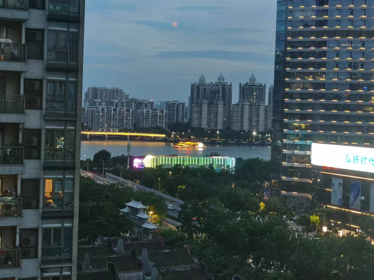 Liede Three-Bedroom, Two-Bathroom River View Apartment