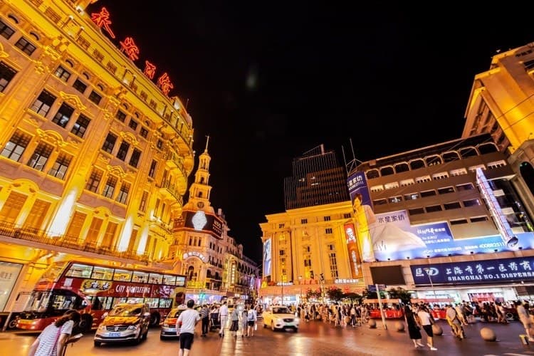 Near the business district, dining options are plentiful.