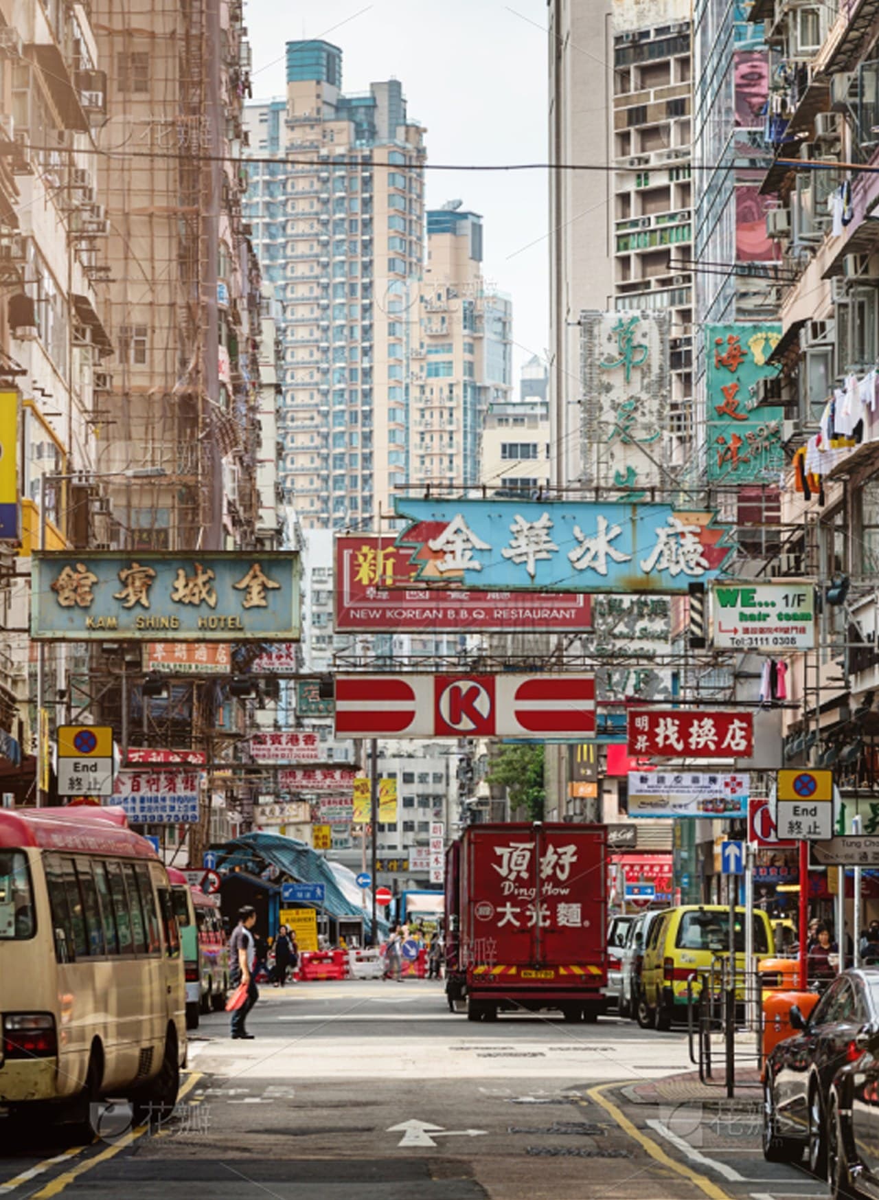 MTR Lines 4 and 6 offer convenient direct access to Hong Kong.