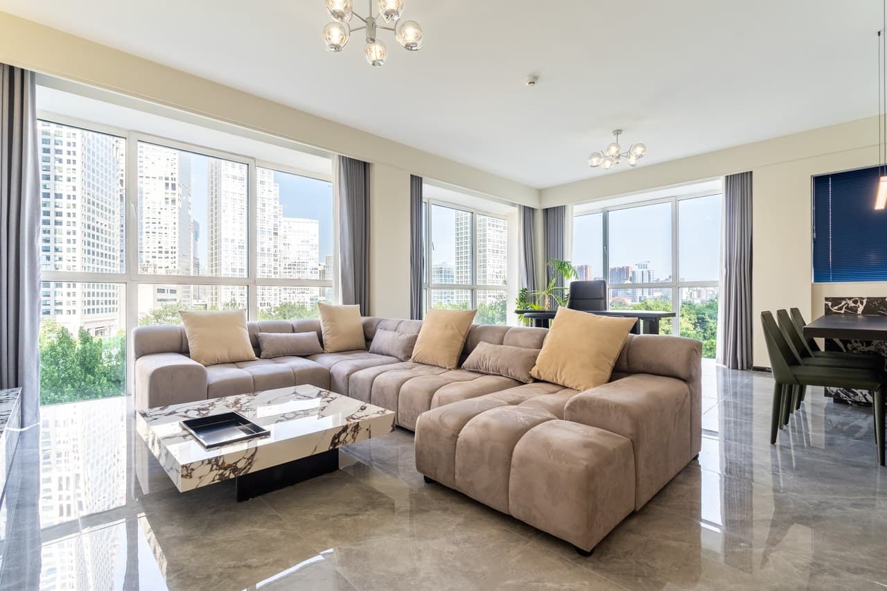 Close to commercial areas, easy access to restaurants, and convenient transportation.
