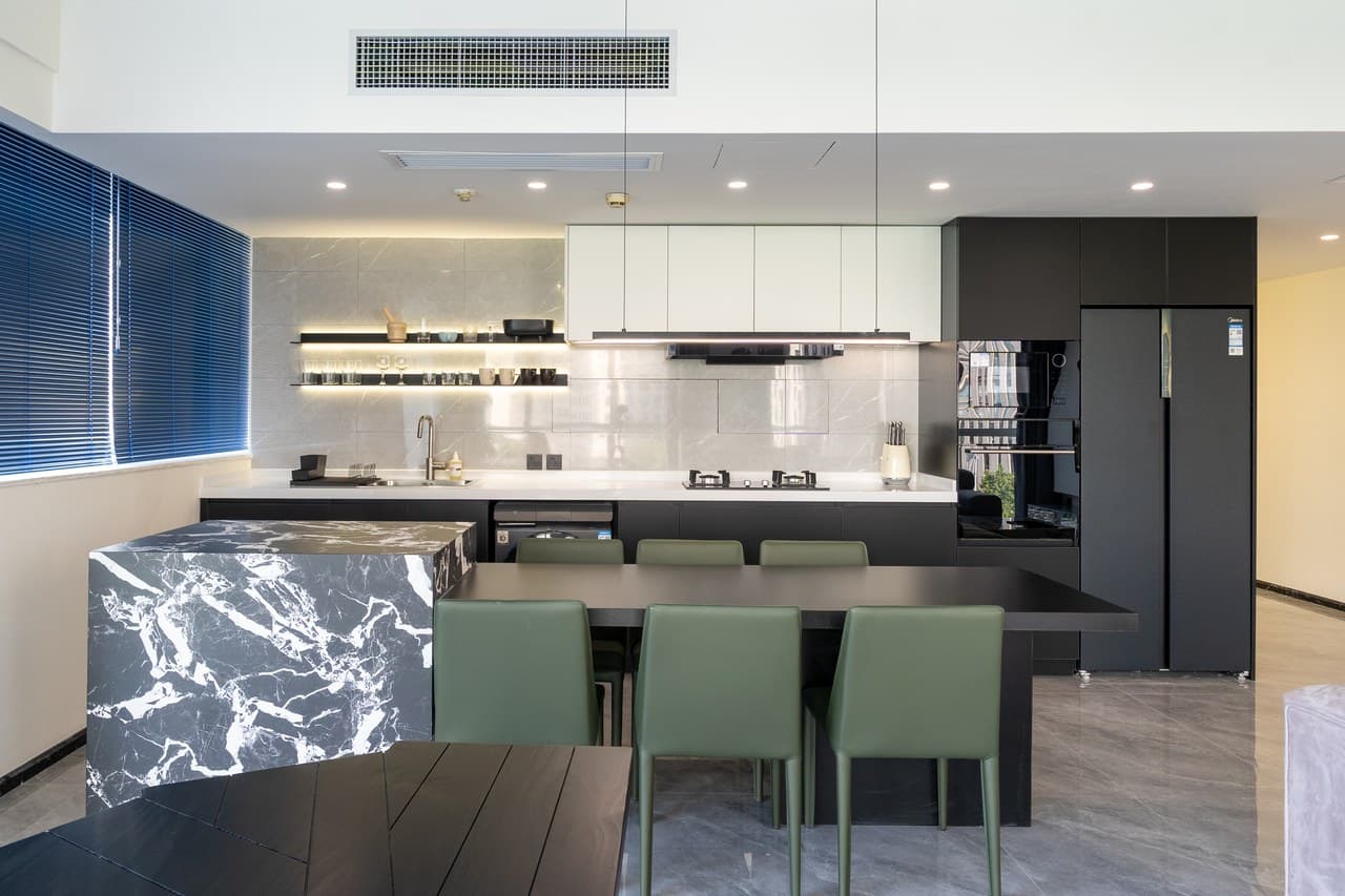 Close to commercial areas, easy access to restaurants, and convenient transportation.