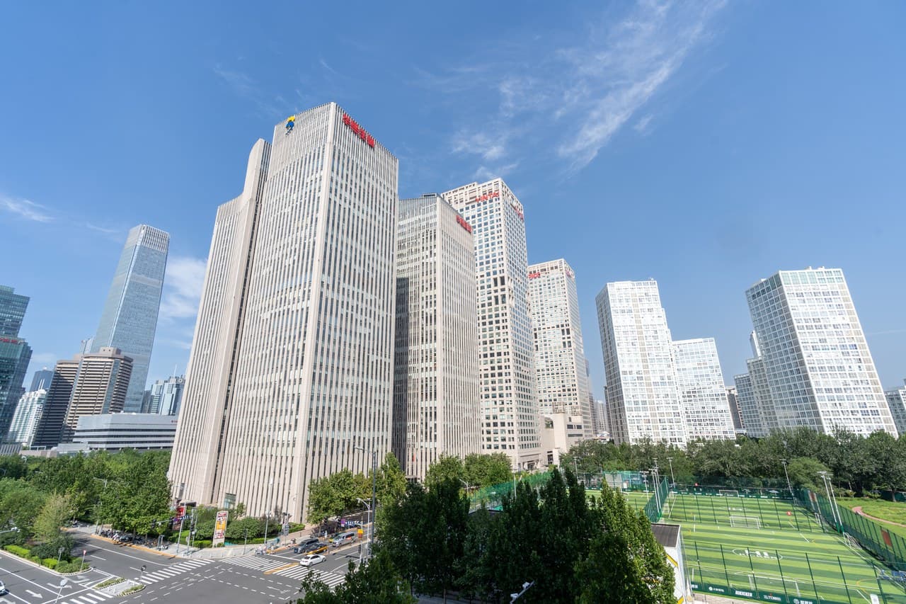 Close to commercial areas, easy access to restaurants, and convenient transportation.