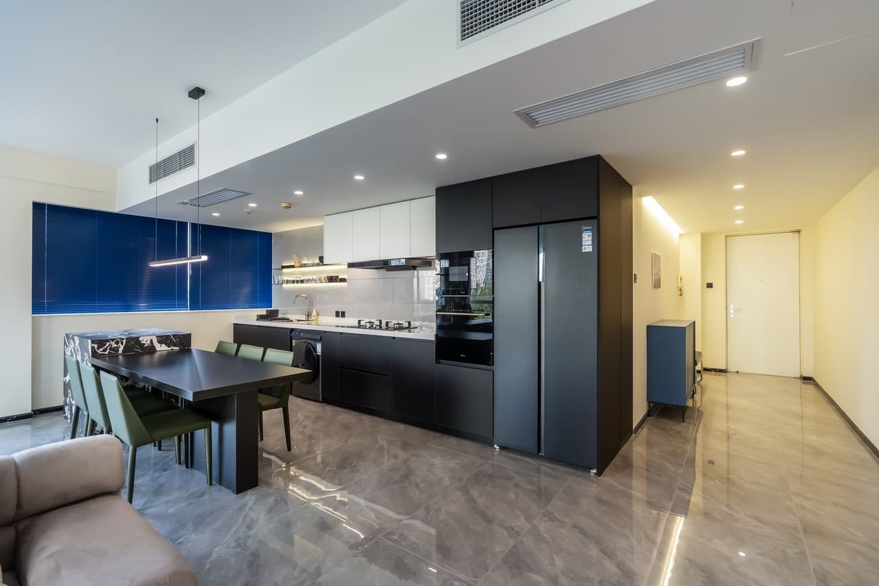 High-end facilities, numerous properties available, quiet amidst the hustle and bustle.