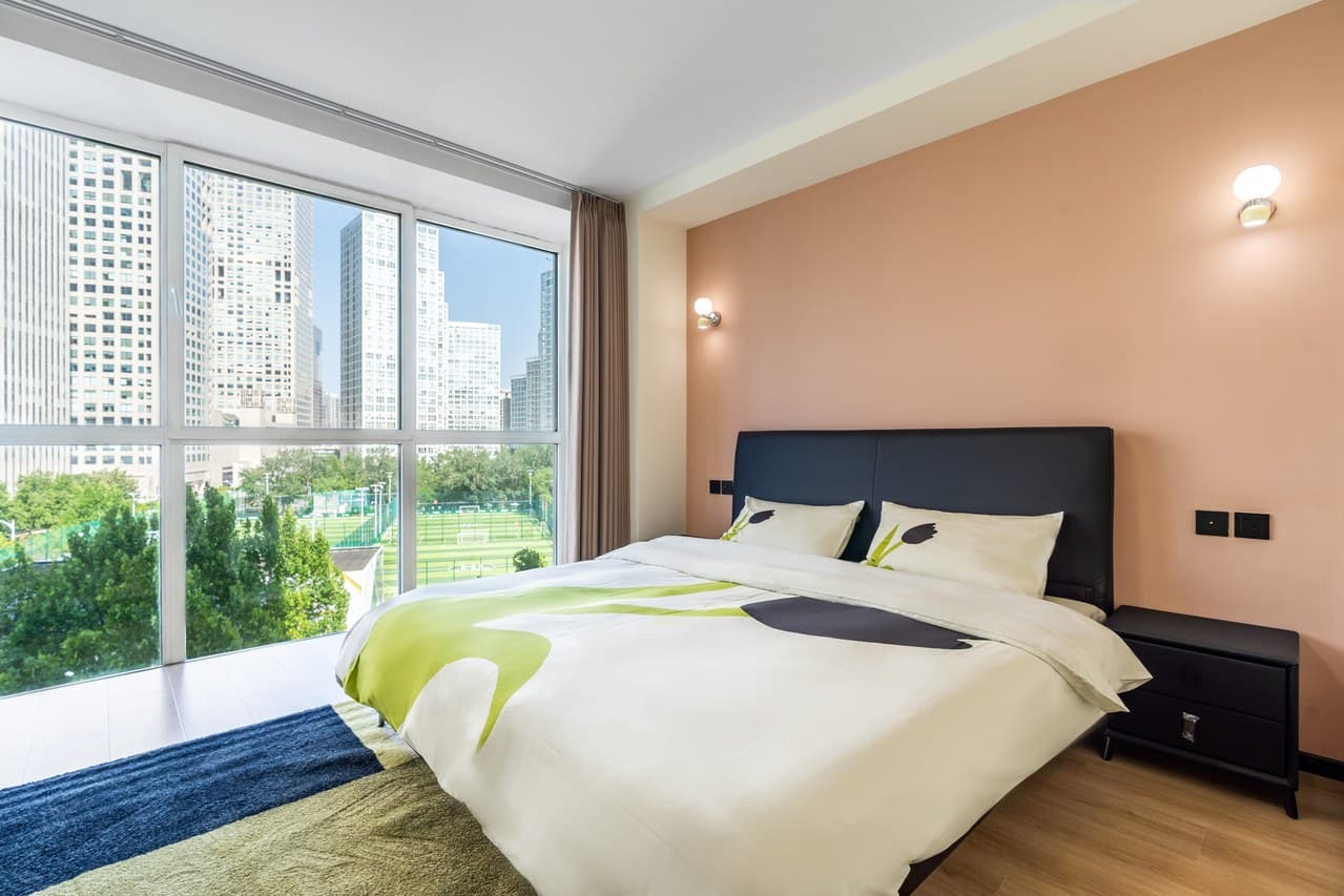 High-end facilities, numerous properties available, quiet amidst the hustle and bustle.