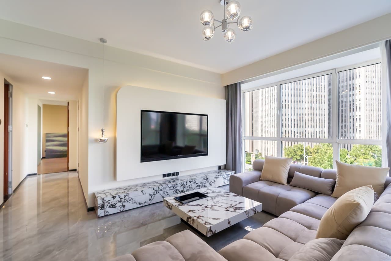 High-end facilities, numerous properties available, quiet amidst the hustle and bustle.