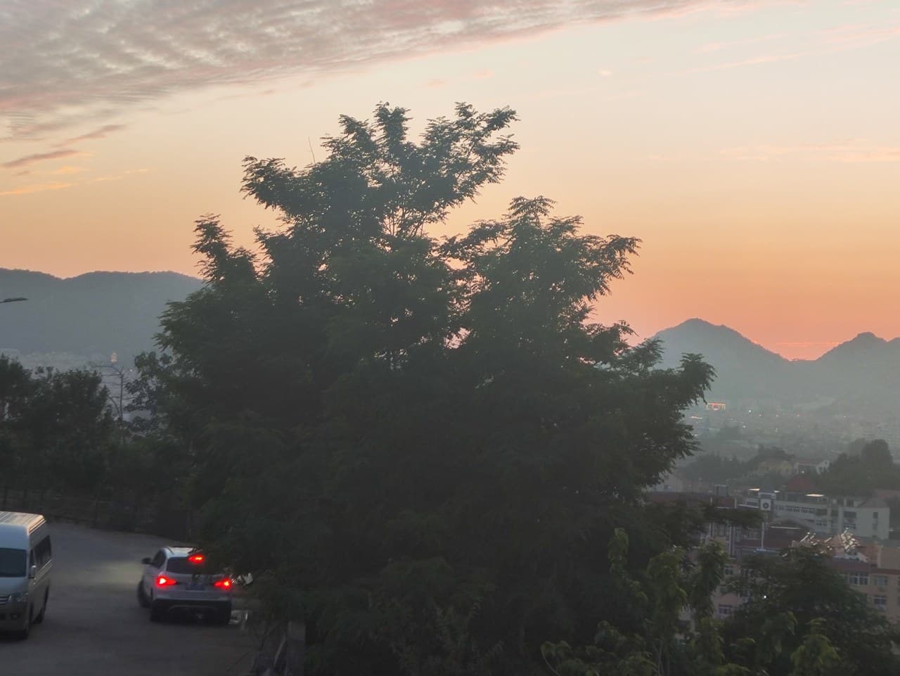 Nestled between mountains and the sea, the sunset is the most beautiful scenery.