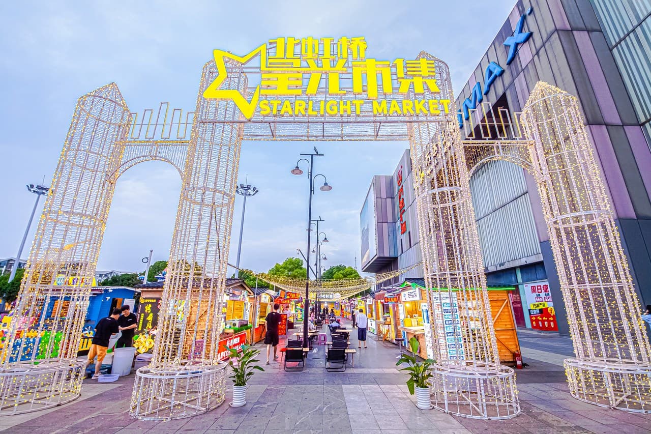 Jiangqiao Wanda Plaza offers convenient access to transportation, dining, entertainment, and shopping.
