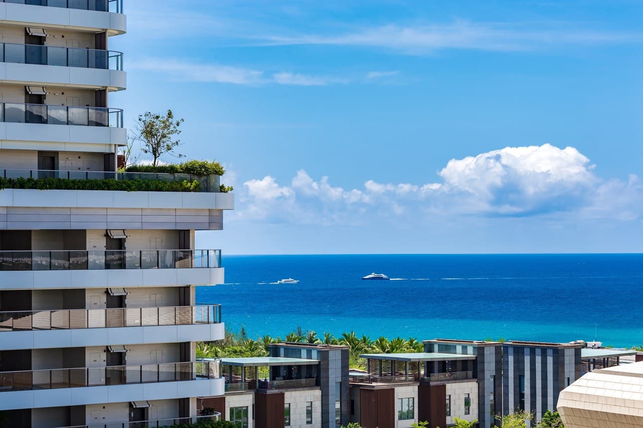 Stay in the "bay with the most stars" in Sanya