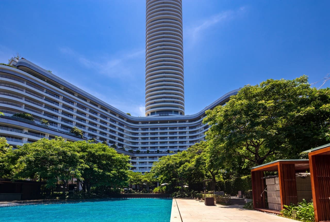 Stay in the "bay with the most stars" in Sanya