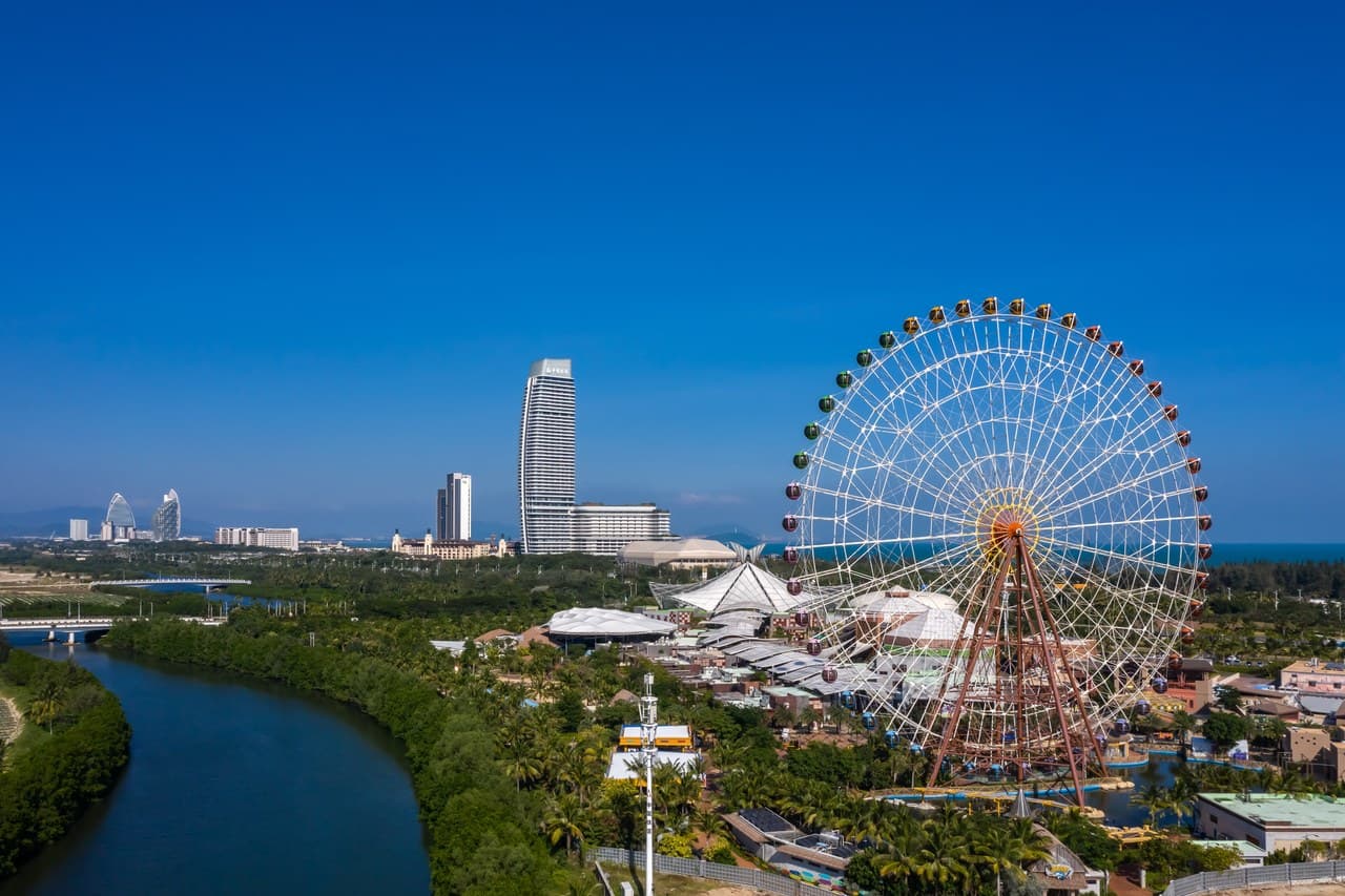 Stay in the "bay with the most stars" in Sanya