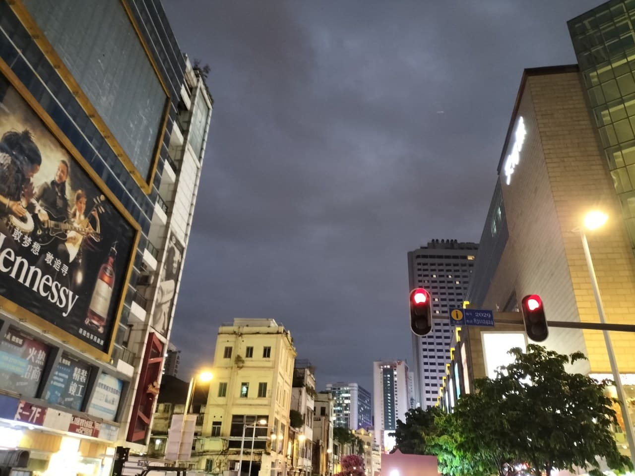 Guangzhou's prosperous urban landscape blends Chinese and Western styles with its arcade buildings.