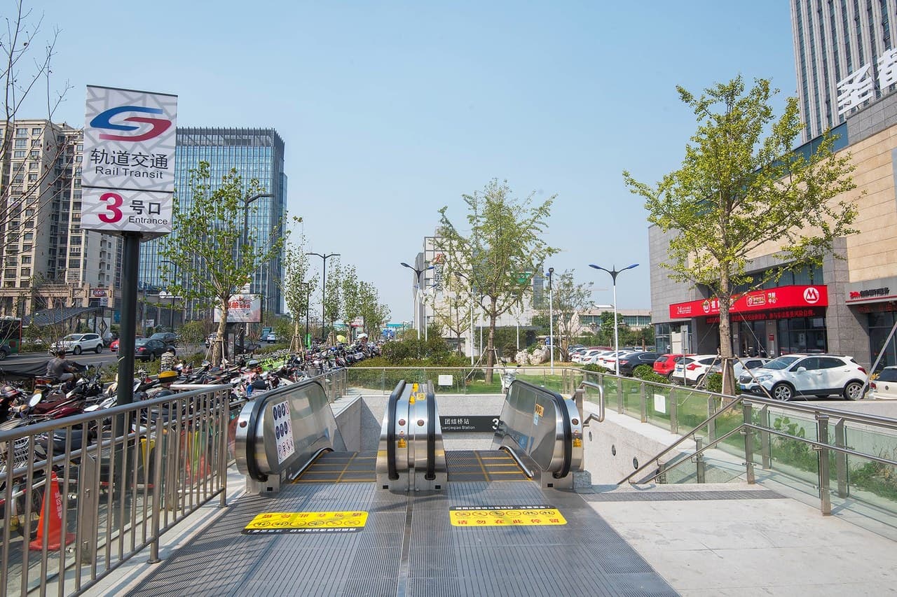 Located near a subway station, with convenient transportation and its own parking lot.