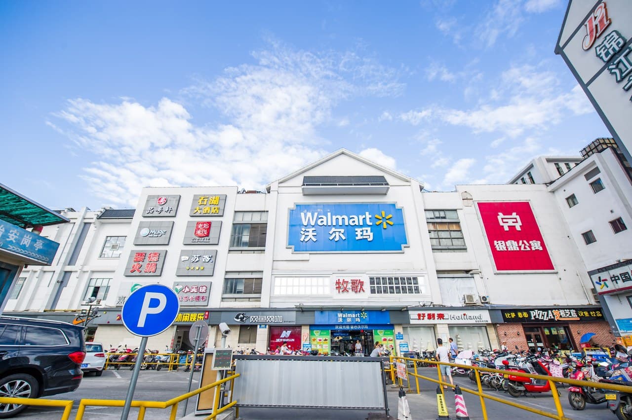 Located near the supermarket entrance and commercial area, meals are readily available.