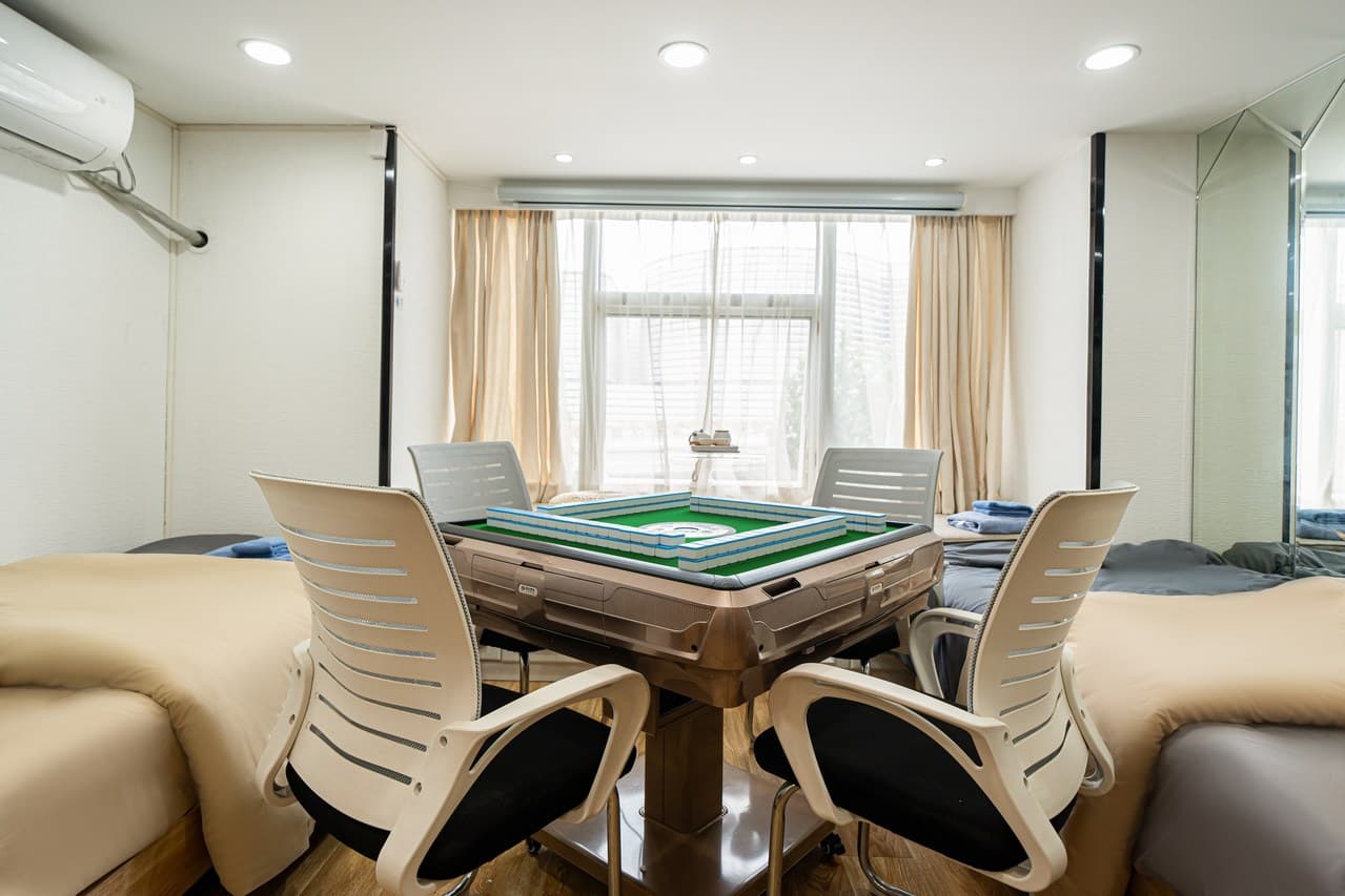 Mahjong enthusiasts, giant screen projection