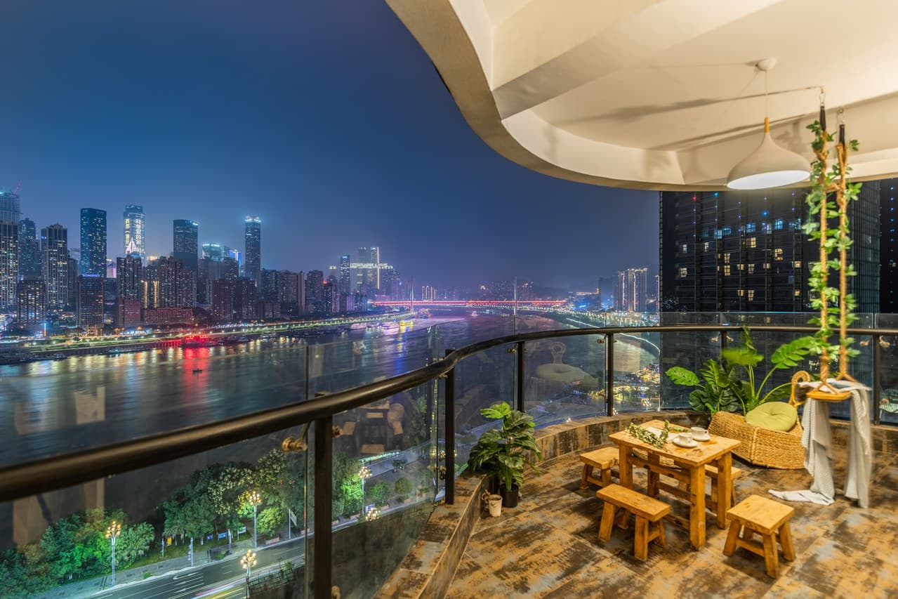 The huge viewing terrace has a beautiful night view.