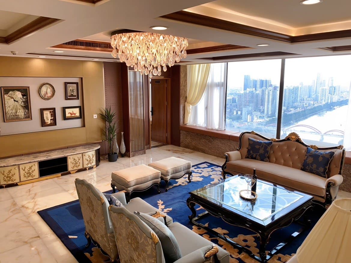 Guangzhou's gourmet food is right next to the Pearl River Wharf and the subway.