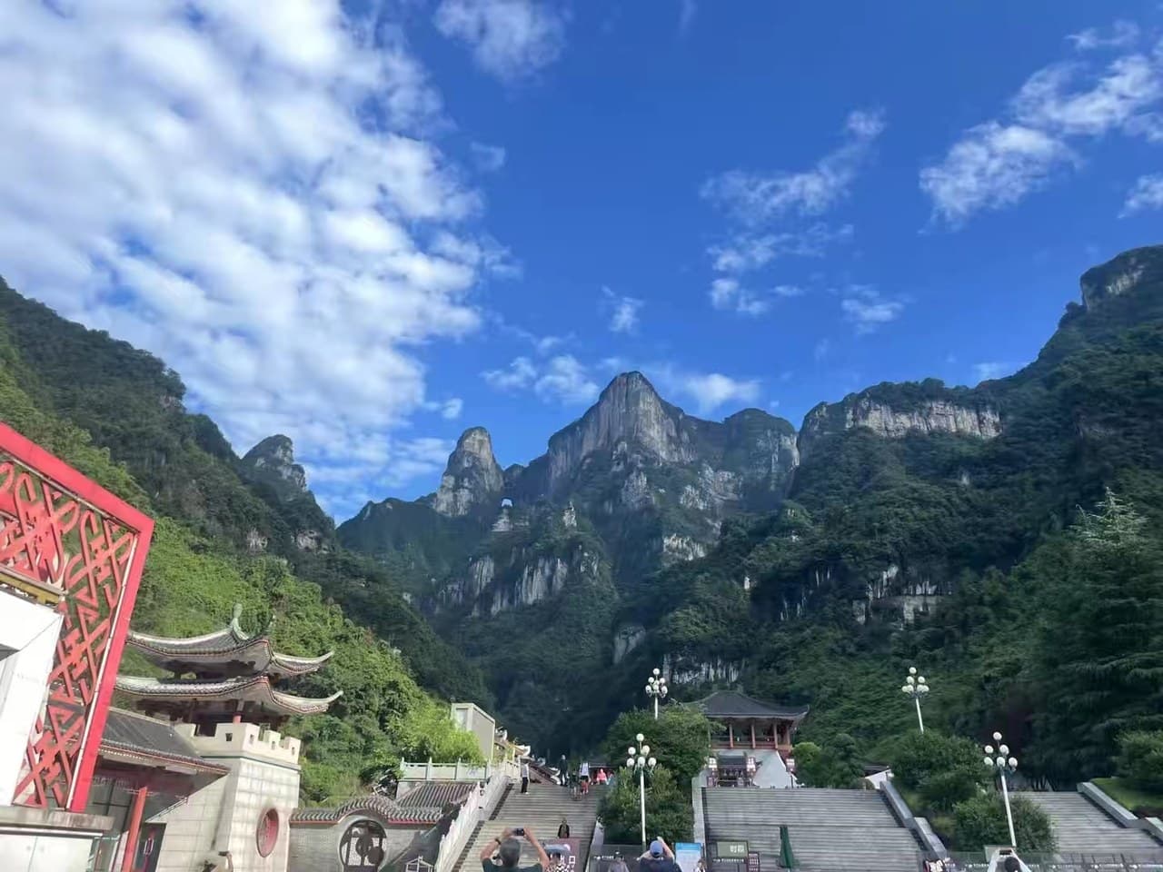 A spacious three-bedroom apartment just a 2-minute walk from Tianmen Mountain