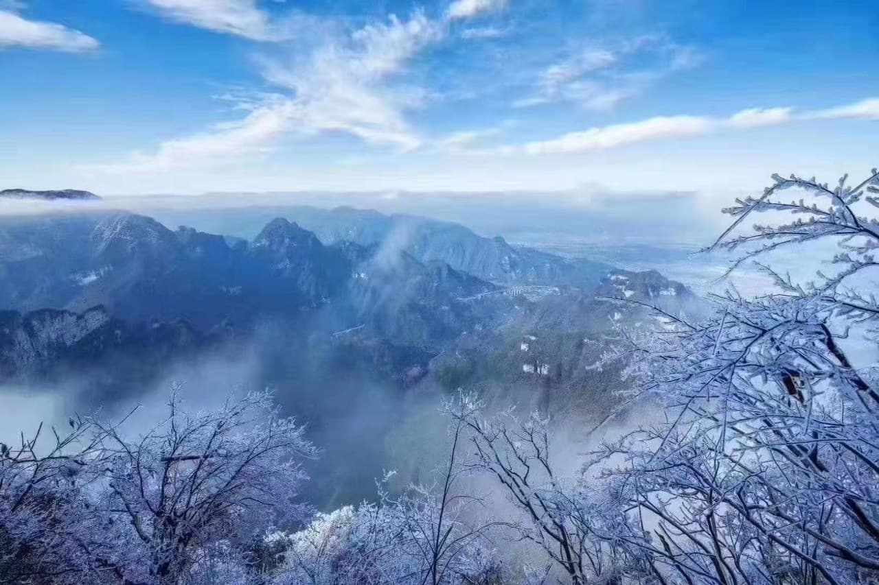 A spacious three-bedroom apartment just a 2-minute walk from Tianmen Mountain