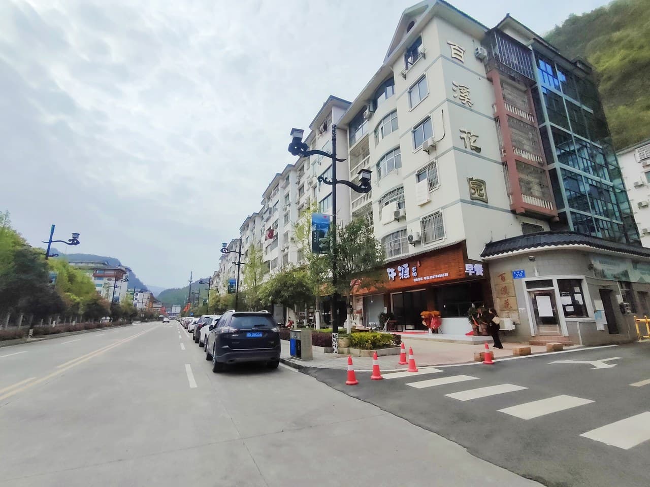 Near the landmark commercial area, dining options are plentiful.